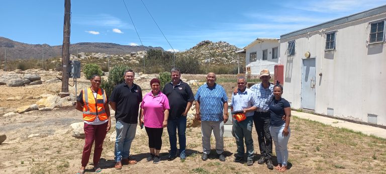 Cape Forum presents Op-die-berg community with safety equipment