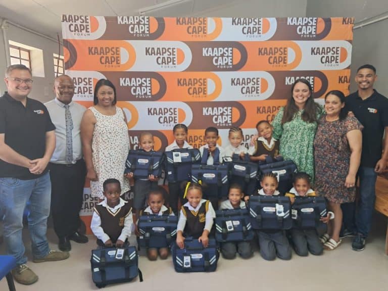 Nuwe skooltasse bring glimlagte én hoop vir leerders by Skurweberg Sekondêre skool