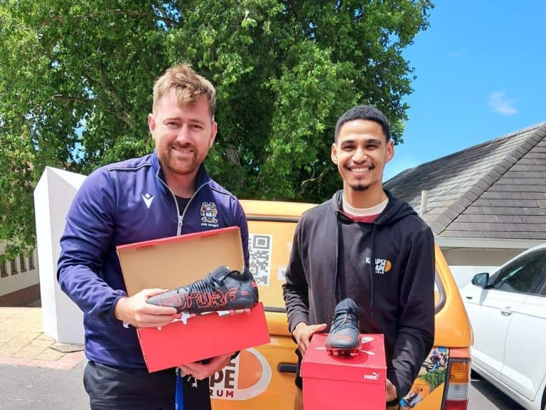 Kaapse Forum skenk Puma-stewels aan Hoërskool Jan van Riebeeck se jong talent