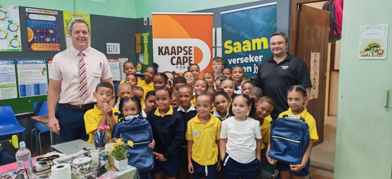 Skenking van nuwe skooltasse laat leerders opgewonde vir nuwe skooljaar