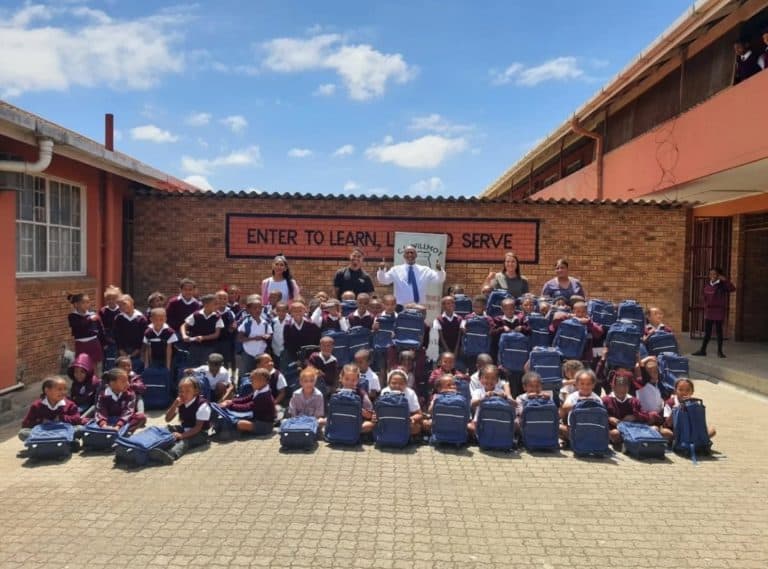 Kaapse Forum skenk 77 skooltasse met skryfbehoeftes aan laerskool in Uitsig