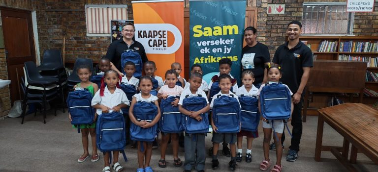 Behoeftige graadeens van Morningstar-gemeenskapsentrum durf grootskool met nuwe tasse en skryfbehoeftes aan, danksy Kaapse Forum