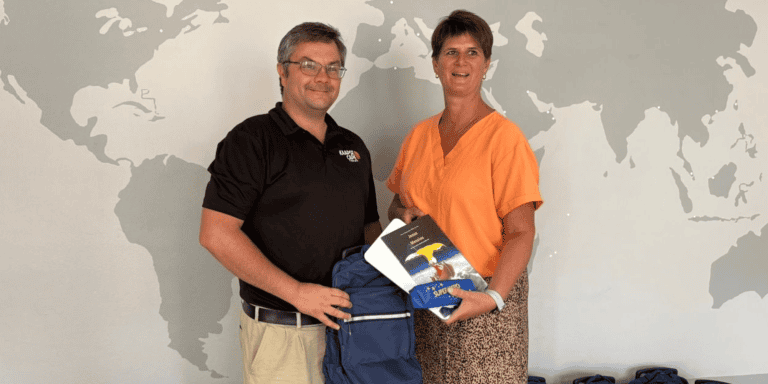 Nuwe skooltasse vol skryfbehoeftes vir behoeftige graadeens op De Keur-groep se plaasskole