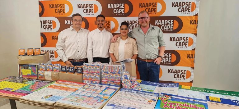 Kaapse Forum ontvang reuseskenking van AON om onderwysprojekte te bevorder