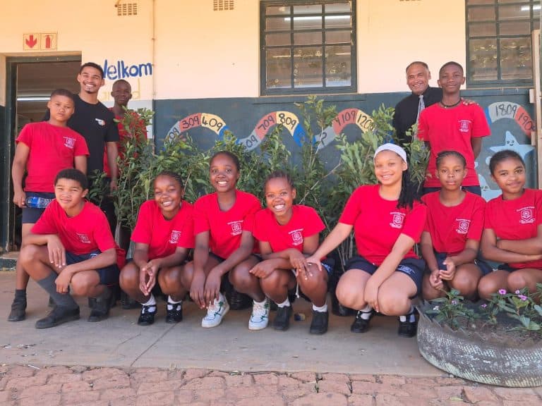 Kaapse Forum skenk 100 waterpeerbome aan Overbergse skole